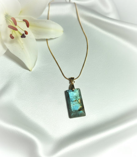 Collier fin doré ou argenté labradorite rectangle au choix