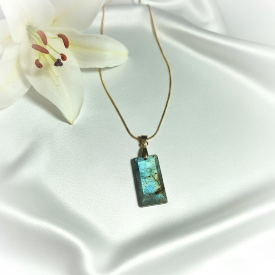 Collier fin doré ou argenté labradorite rectangle au choix