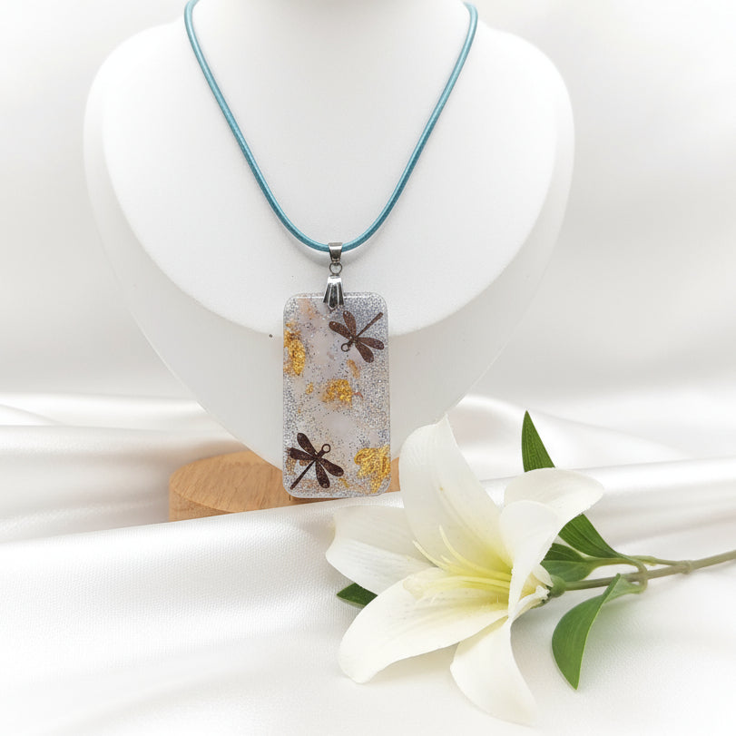 Collier féérique en quartz rose, résine et fleurs, au choix