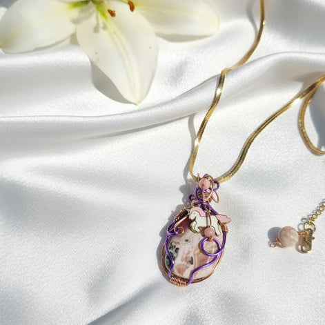 Collier doré en Rhodochrosite et petite licorne