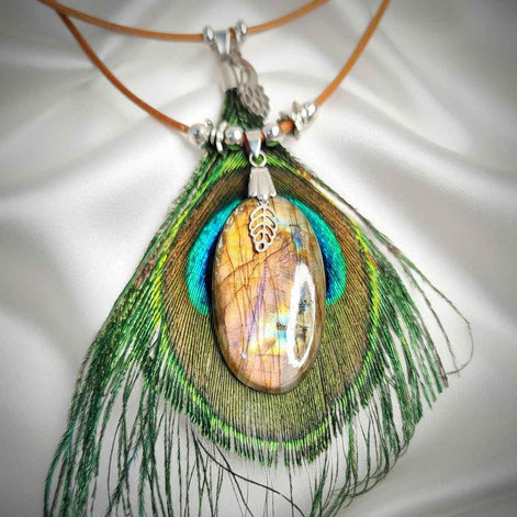 Collier chaman en labradorite, cuir naturel et plume de paon