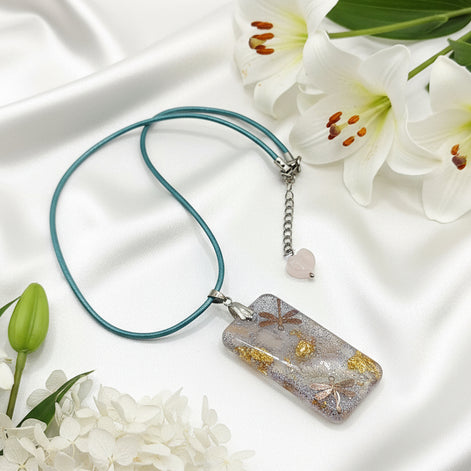 Collier féérique en quartz rose, résine et fleurs, au choix