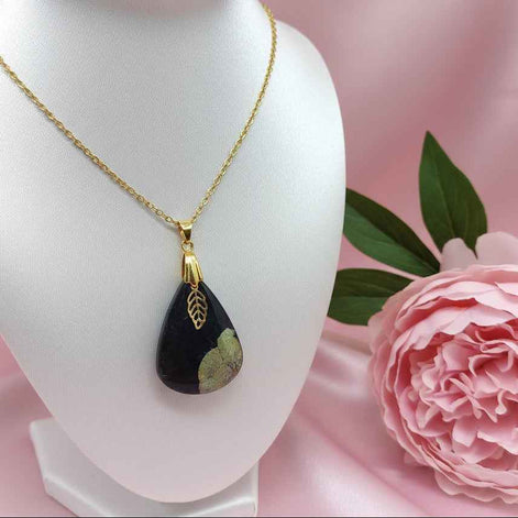 Collier doré en Pyrite sur chaine ou collier noir, au choix