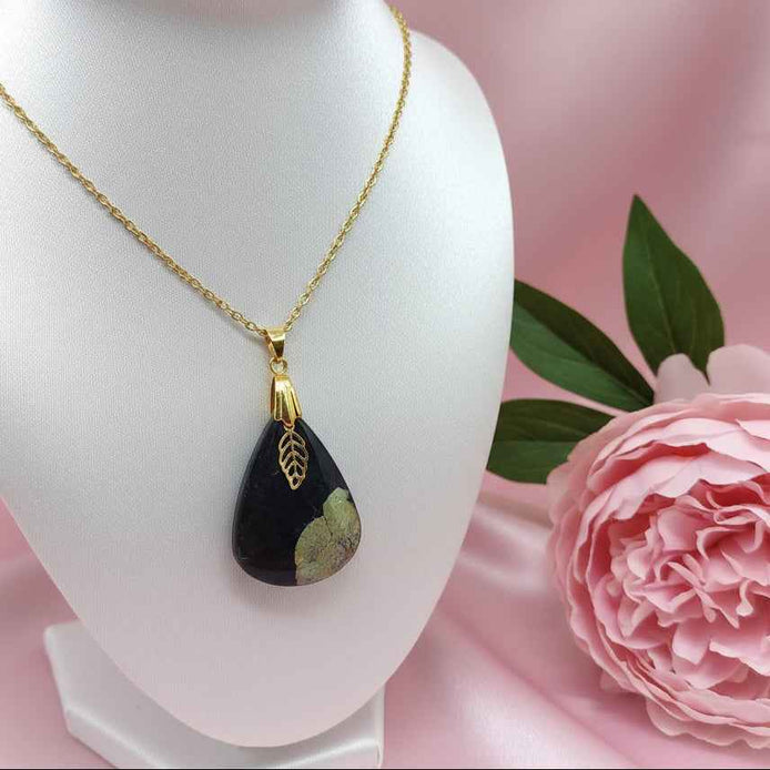 Collier doré en Pyrite sur chaine ou collier noir, au choix