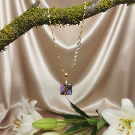 Collier doré en labradorite violette et perles fines
