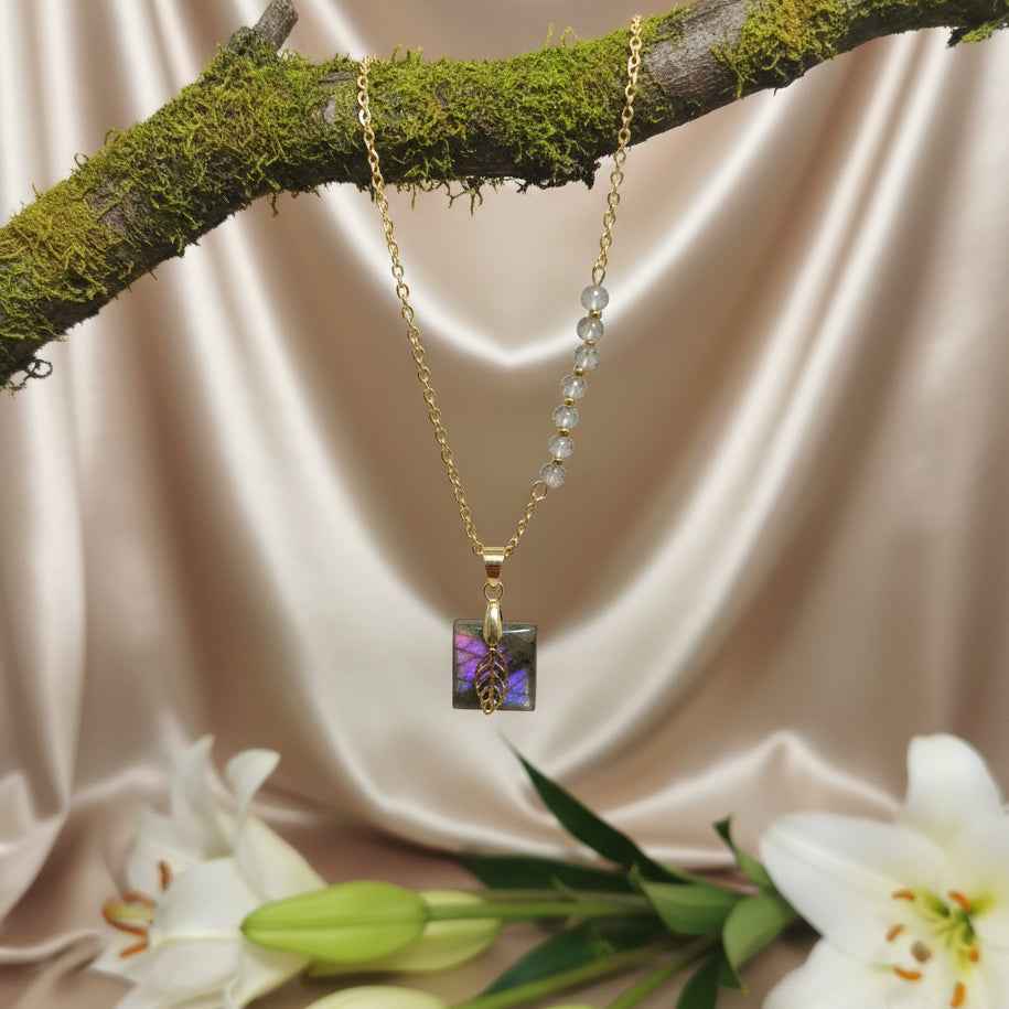 Collier doré en labradorite violette et perles fines