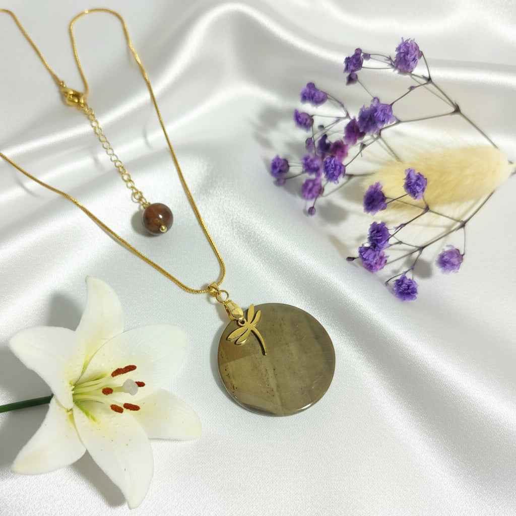 Collier doré et Jaspe brune