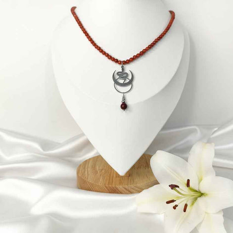 Collier en jaspe rouge, Vitalité & Ancrage, déesse ou serpent