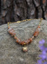 Collier chaine doré et chips Pierre de soleil, original, fait mains
