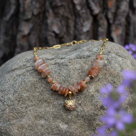 Collier chaine doré et chips Pierre de soleil, original, fait mains