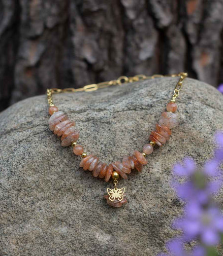 Collier chaine doré et chips Pierre de soleil, original, fait mains