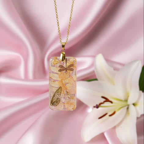 Collier féérique en quartz rose, résine et fleurs, au choix