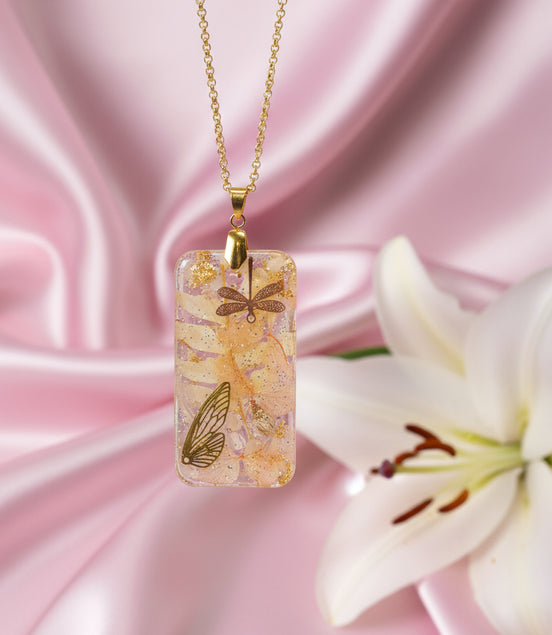 Collier féérique en quartz rose, résine et fleurs, au choix