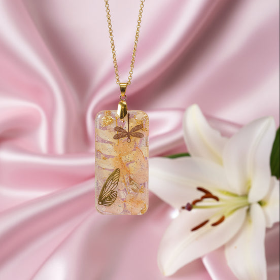 Collier féérique en quartz rose, résine et fleurs, au choix