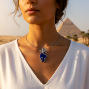 Torque Isis argenté en lapis lazuli extra sertie de cuivre