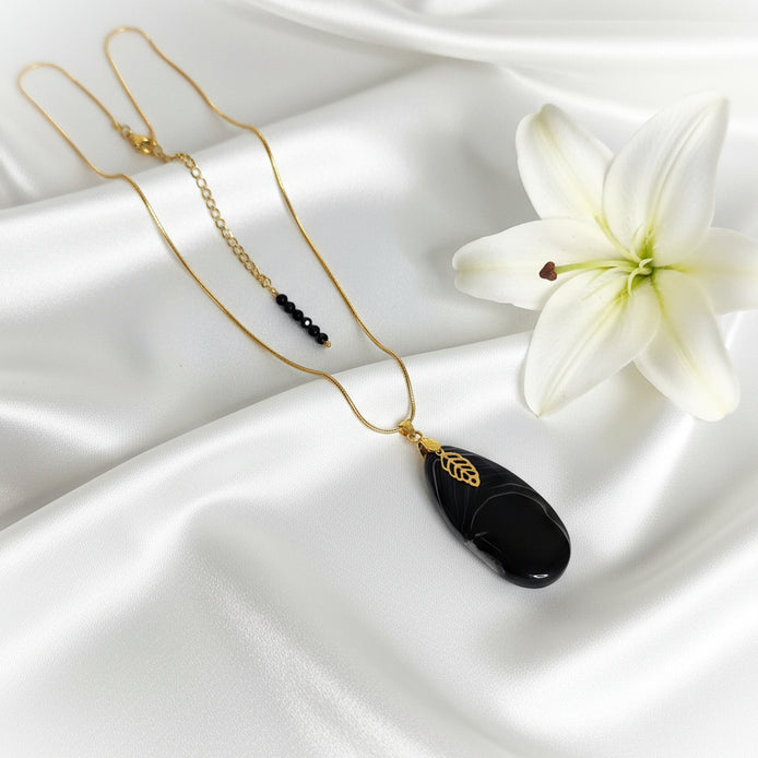 collier doré en onyx
