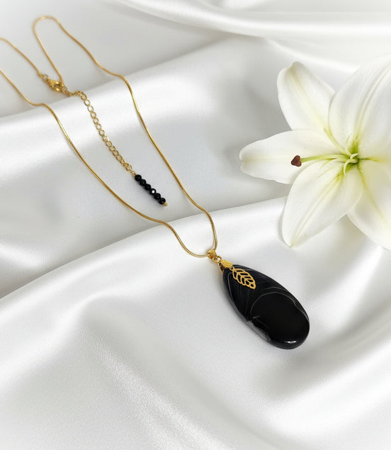 collier doré en onyx
