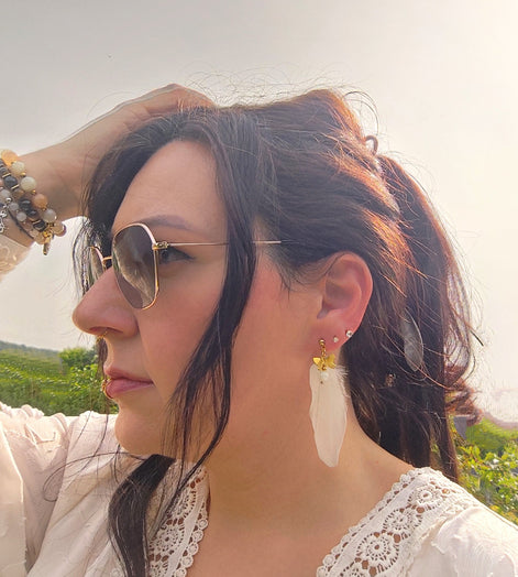 Boucles d'oreilles dorées plume céleste et pierre de lune