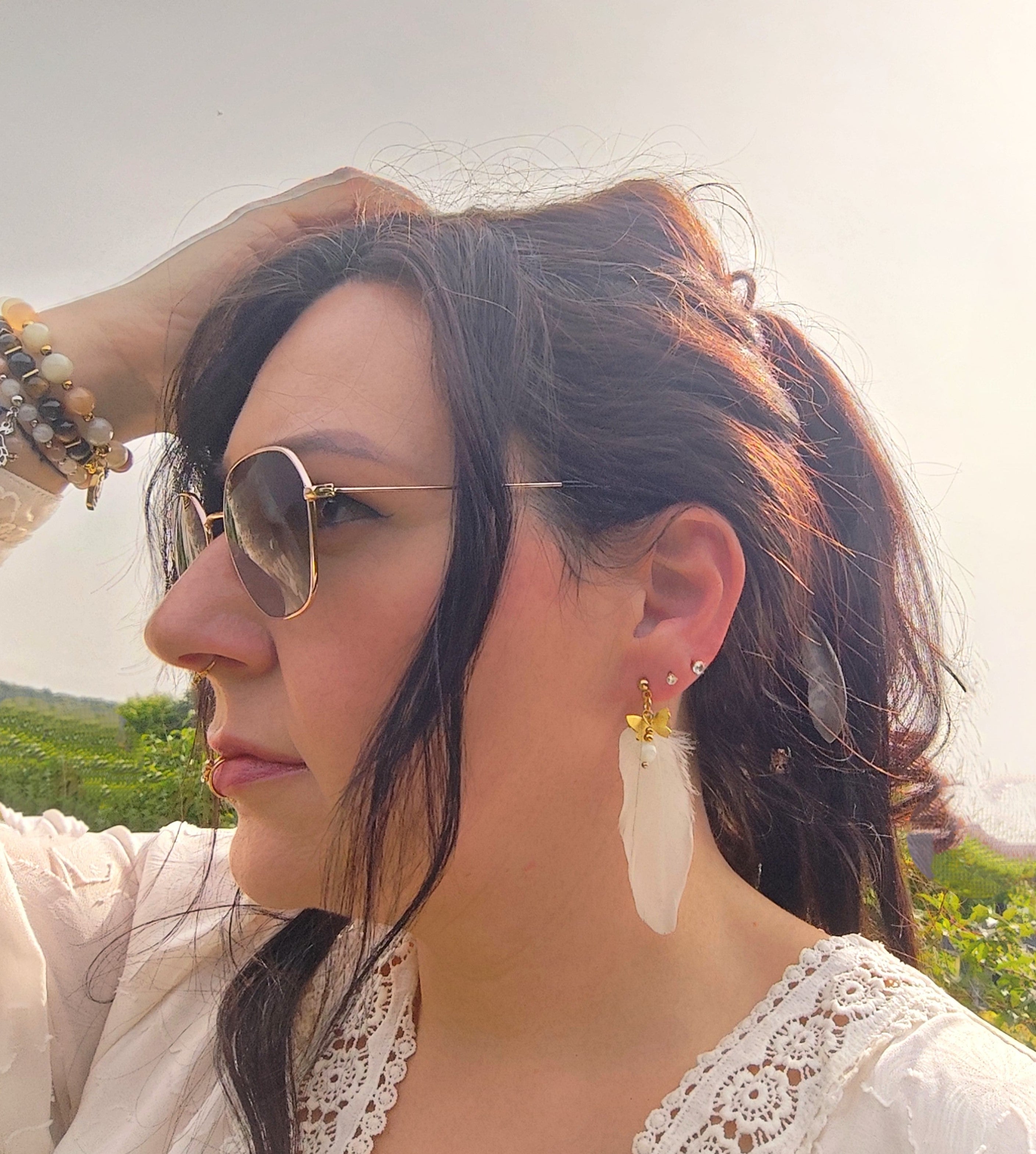 Boucles d'oreilles dorées plume céleste et pierre de lune