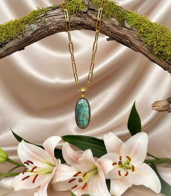 Collier doré et labradorite verte