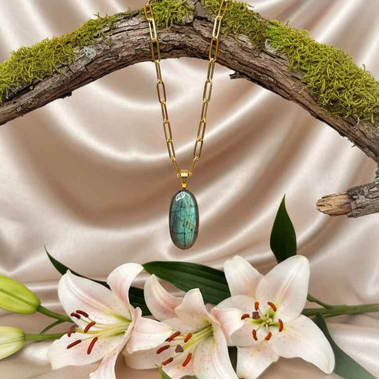 Collier doré et labradorite verte