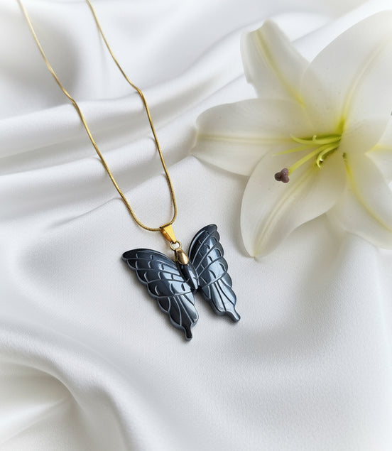 Collier, Pendentif en Hématite, croix, aigle, papillon, chat, phénix, encre