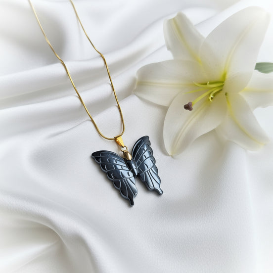 Collier, Pendentif en Hématite, croix, aigle, papillon, chat, phénix, encre