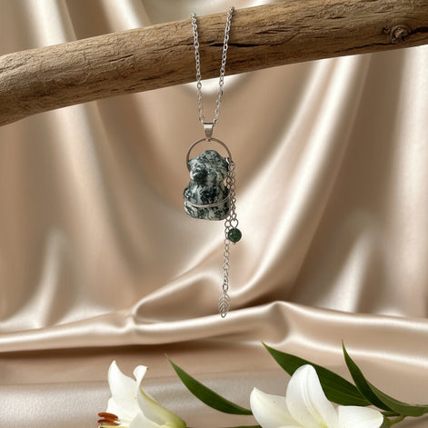 collier buste en pierre