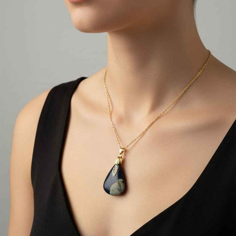 Collier doré en Pyrite sur chaine ou collier noir, au choix