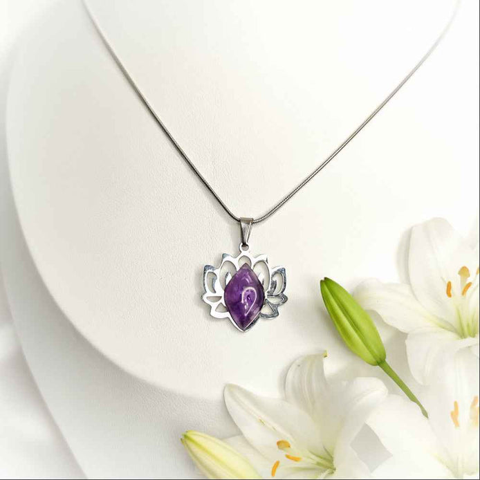 Collier lotus argenté et améthyste