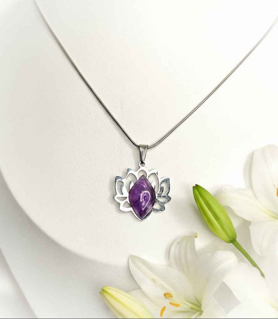 Collier lotus argenté et améthyste