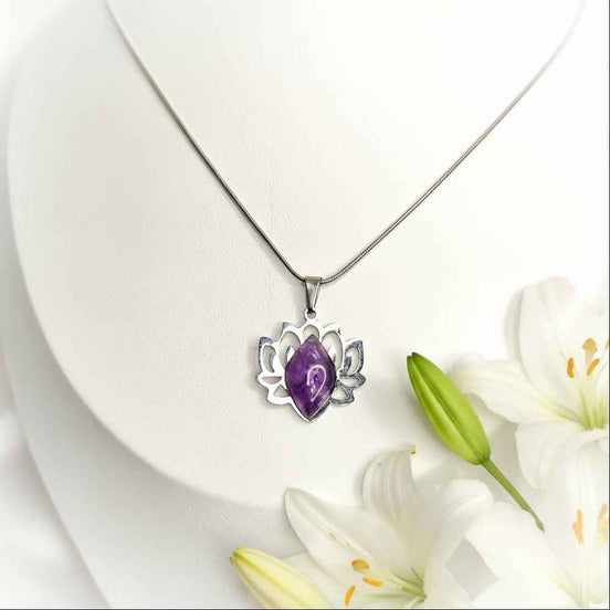 Collier lotus argenté et améthyste