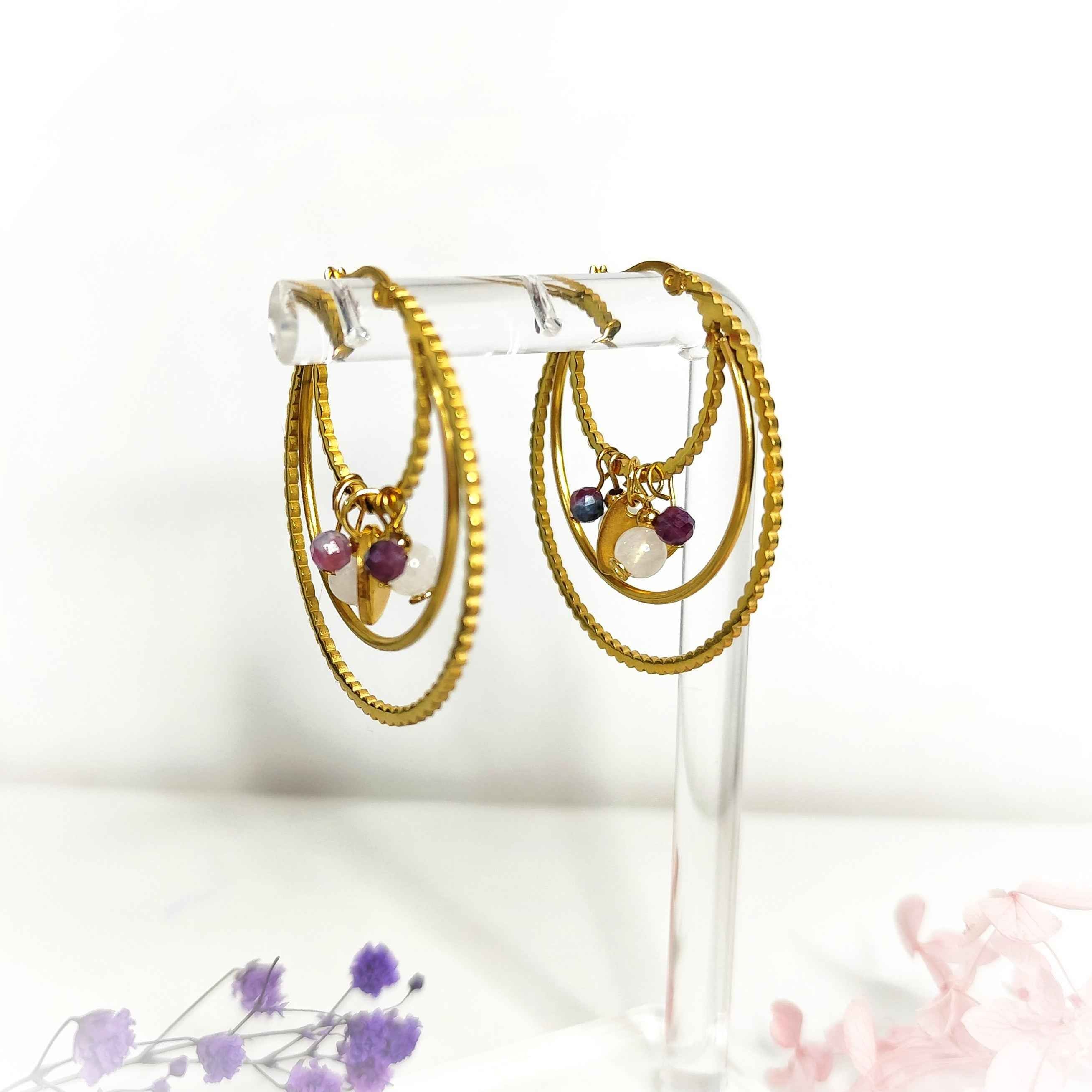 Créoles dorées et pierre de lune arc en ciel