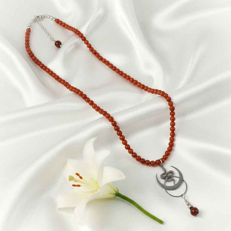 Collier en jaspe rouge, Vitalité & Ancrage, déesse ou serpent