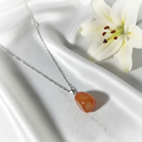 Collier chaine argenté et sa cornaline extra