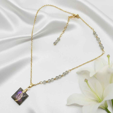 Collier doré en labradorite violette et perles fines