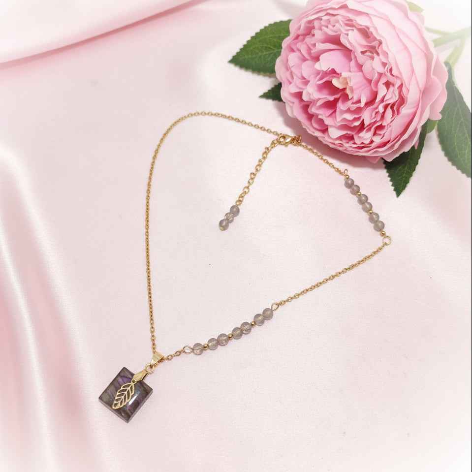 Collier doré en labradorite violette et perles fines