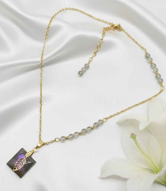 Collier doré en labradorite violette et perles fines