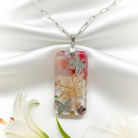Collier féérique en quartz rose, résine et fleurs, au choix