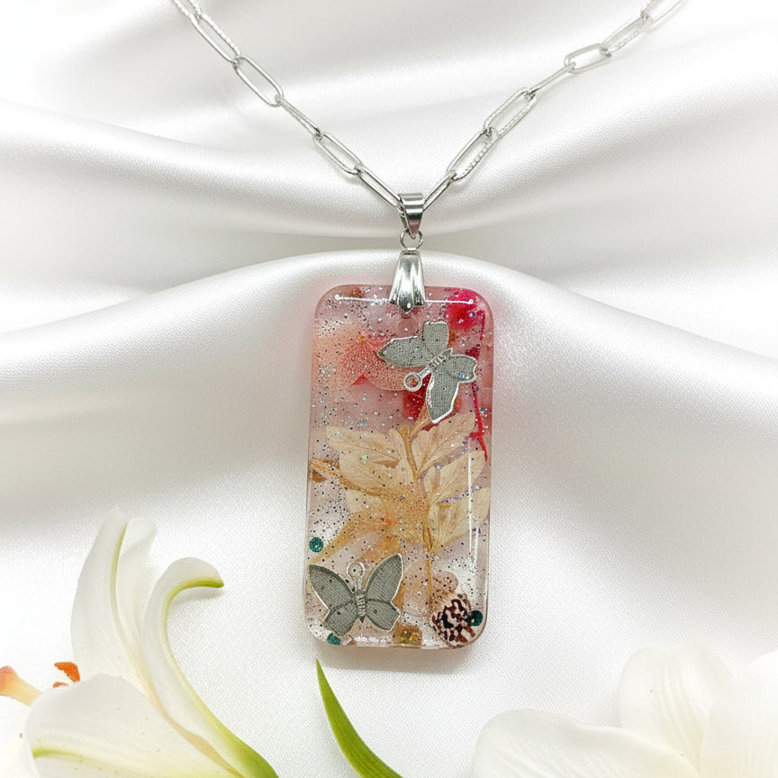 Collier féérique en quartz rose, résine et fleurs, au choix