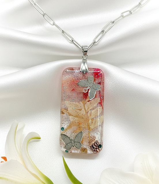 Collier féérique en quartz rose, résine et fleurs, au choix