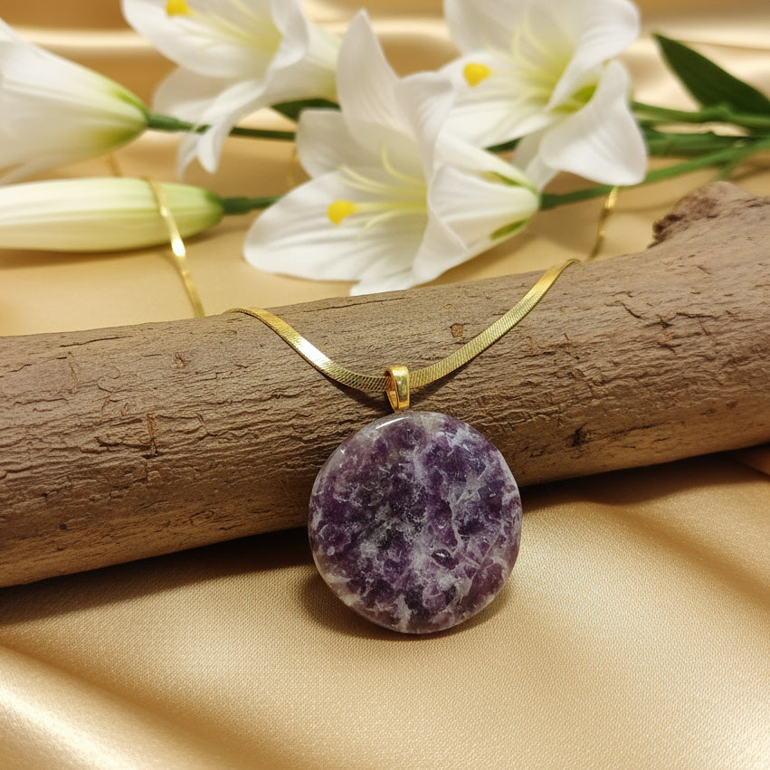 collier doré lépidolite