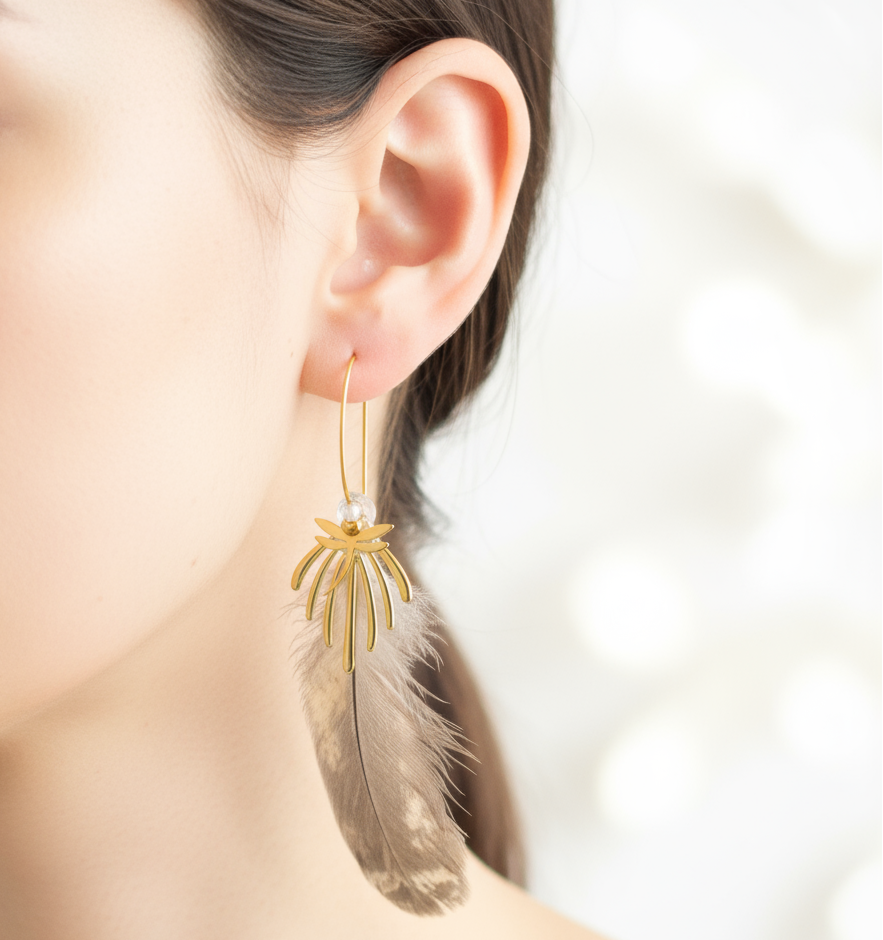 Boucles d'oreilles créoles en quartz et plume