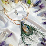 Collier chaman en labradorite, cuir naturel et plume de paon