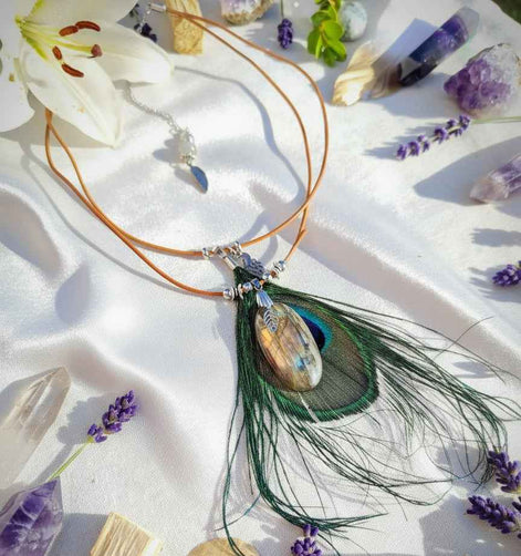 Collier chaman en labradorite, cuir naturel et plume de paon