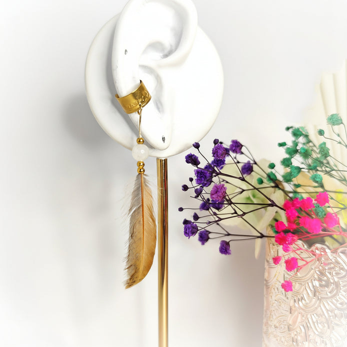 manchette pour oreilles avec plume et pierre
