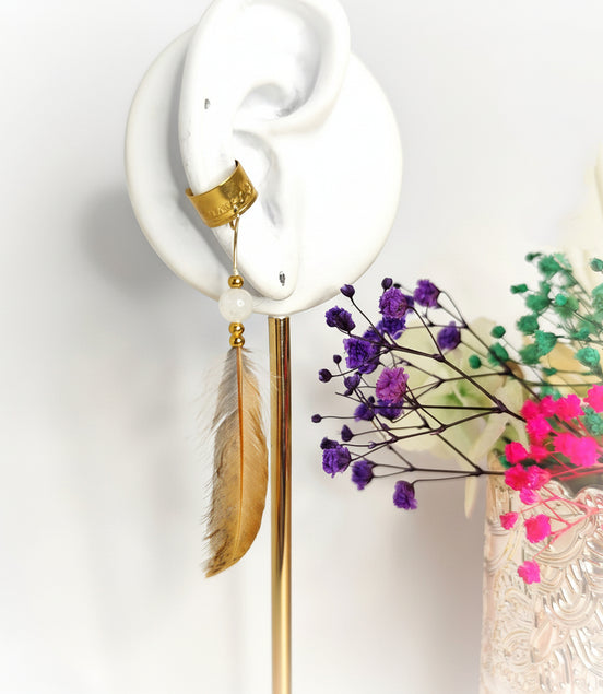 manchette pour oreilles avec plume et pierre