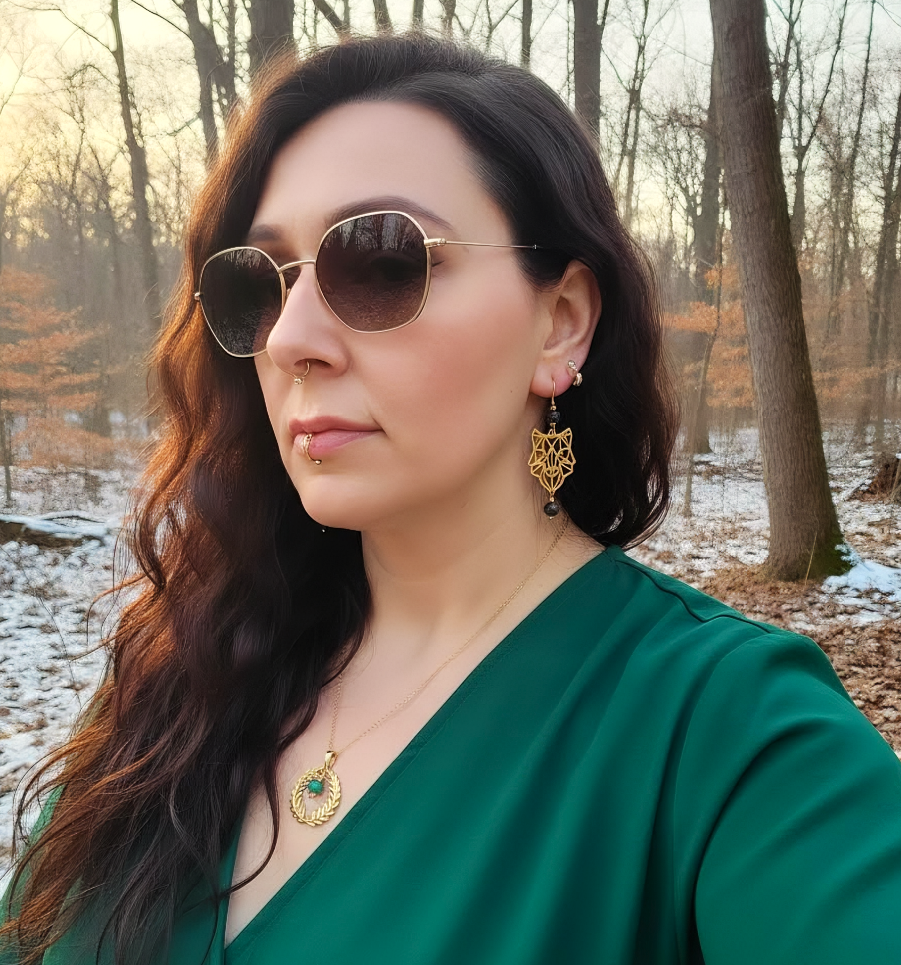 bijou loup doré et pierre