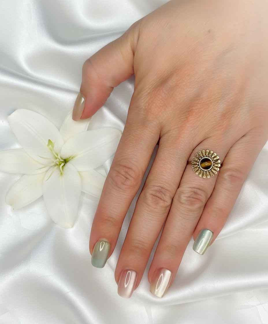 Bague fleur doré en oeil de tigre, Ajustable