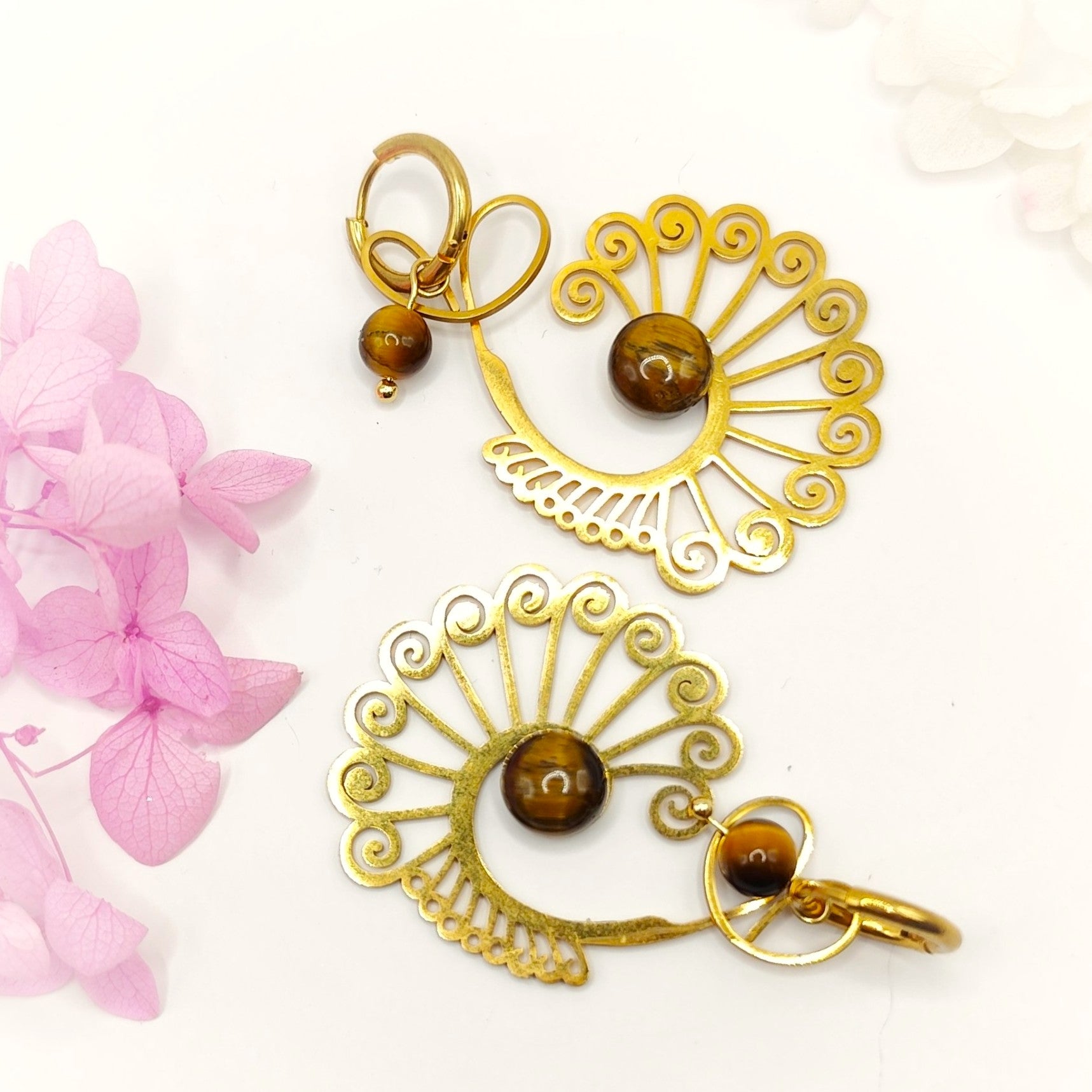 Boucles d'oreilles Paon doré et oeil de tigre sur anneau - Secret de Cristaux